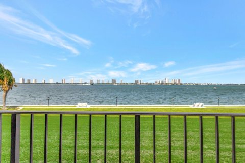 Condo in Lake Park, Florida, 2 bedrooms  № 1171155 - photo 14