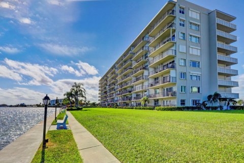 Condo in Lake Park, Florida, 2 bedrooms  № 1171155 - photo 20