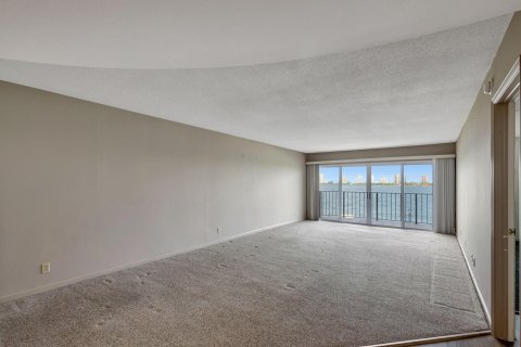 Condo in Lake Park, Florida, 2 bedrooms  № 1171155 - photo 29