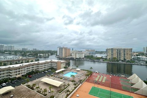 Condo in Hallandale Beach, Florida, 1 bedroom  № 1399467 - photo 15