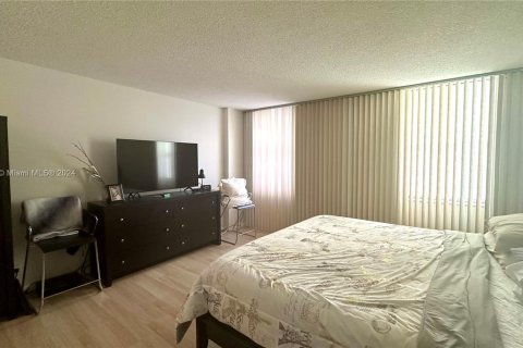 Condo in Hallandale Beach, Florida, 1 bedroom  № 1399467 - photo 3