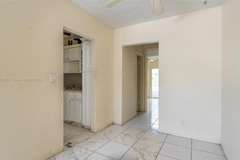 Condo in Miami Gardens, Florida, 1 bedroom  № 1241253 - photo 24