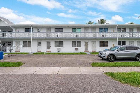 Condo in Miami Gardens, Florida, 1 bedroom  № 1241253 - photo 1