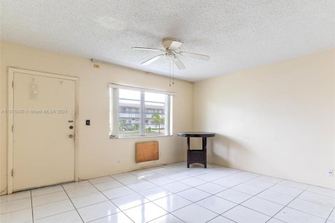 Condo in Miami Gardens, Florida, 1 bedroom  № 1241253 - photo 19