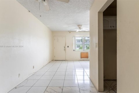 Condo in Miami Gardens, Florida, 1 bedroom  № 1241253 - photo 18