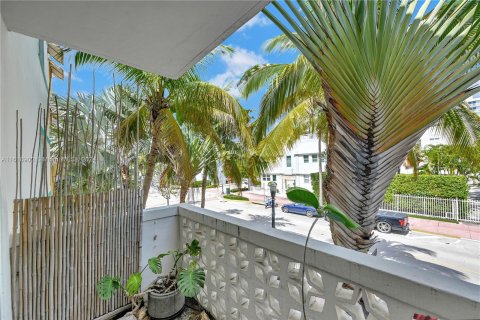 Condo in Miami Beach, Florida, 1 bedroom  № 1241251 - photo 1