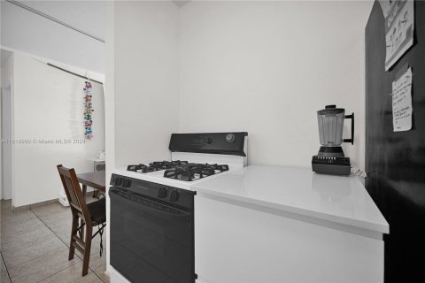 Condo in Miami Beach, Florida, 1 bedroom  № 1241251 - photo 16