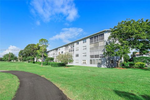 Condo in Pembroke Pines, Florida, 2 bedrooms  № 1413794 - photo 20