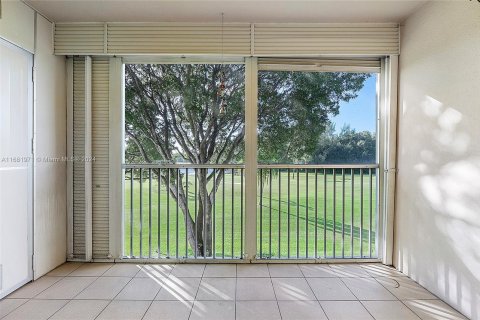 Condo in Pembroke Pines, Florida, 2 bedrooms  № 1413794 - photo 14