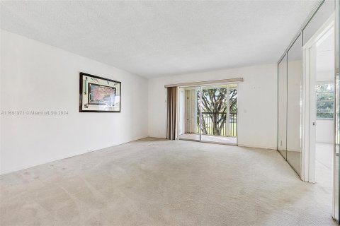 Condo in Pembroke Pines, Florida, 2 bedrooms  № 1413794 - photo 7