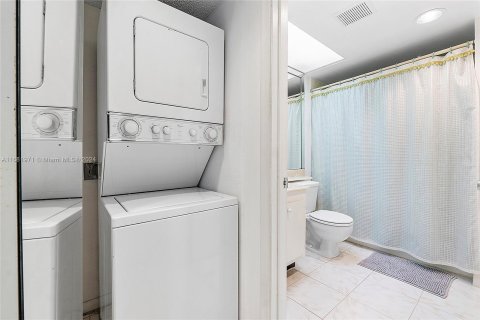 Condo in Pembroke Pines, Florida, 2 bedrooms  № 1413794 - photo 13