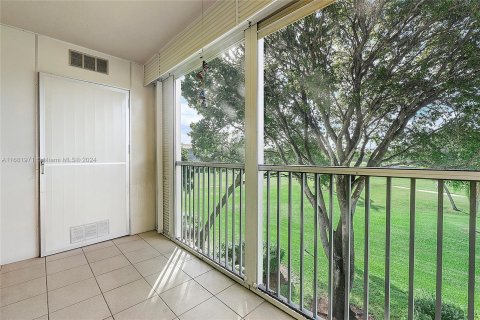 Condo in Pembroke Pines, Florida, 2 bedrooms  № 1413794 - photo 15