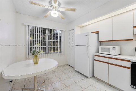 Condo in Pembroke Pines, Florida, 2 bedrooms  № 1413794 - photo 6