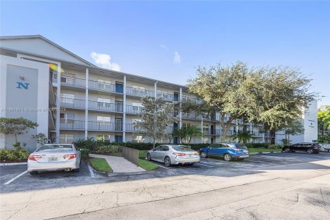 Condo in Pembroke Pines, Florida, 2 bedrooms  № 1413794 - photo 1