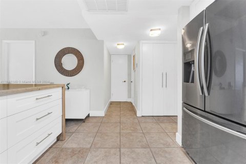 Condo in Miami Beach, Florida, 1 bedroom  № 1413842 - photo 6