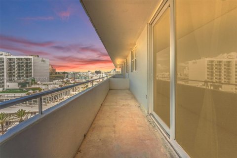 Condo in Miami Beach, Florida, 1 bedroom  № 1413842 - photo 19