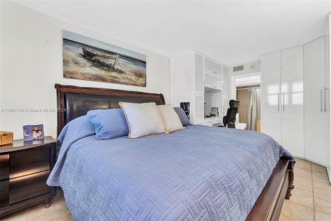 Condo in Miami Beach, Florida, 1 bedroom  № 1413842 - photo 13