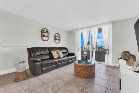 Condo in Miami Beach, Florida, 1 bedroom  № 1413842 - photo 10