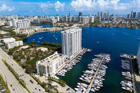 Condominio en venta en North Miami Beach, Florida, 2 dormitorios, 169.83 m2 № 1055004 - foto 1