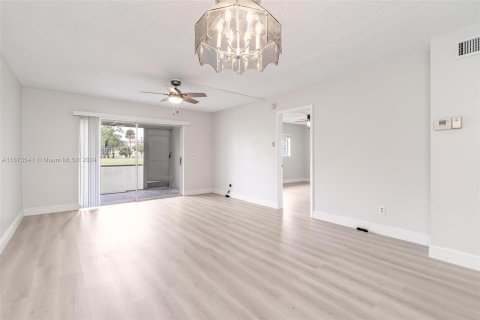 Copropriété à vendre à Margate, Floride: 2 chambres, 86.4 m2 № 1396305 - photo 1