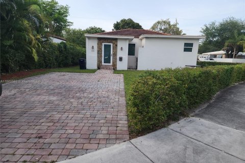 House in Miami Springs, Florida 3 bedrooms, 116.22 sq.m. № 1095333 - photo 1