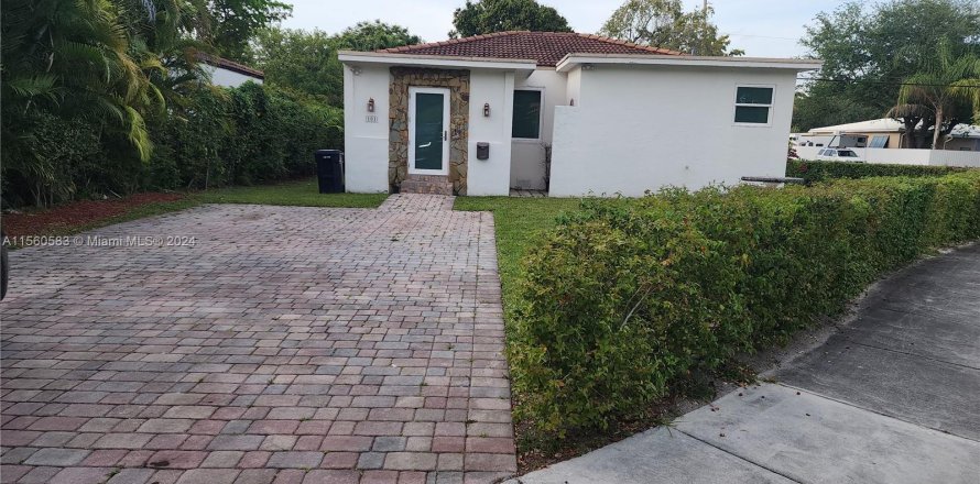 House in Miami Springs, Florida 3 bedrooms, 116.22 sq.m. № 1095333
