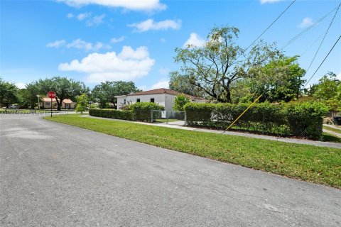 House in Miami Springs, Florida 3 bedrooms, 116.22 sq.m. № 1095333 - photo 4