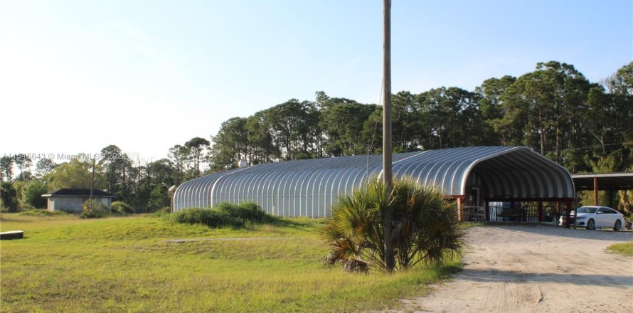 Commercial property in Clewiston, Florida № 1054330