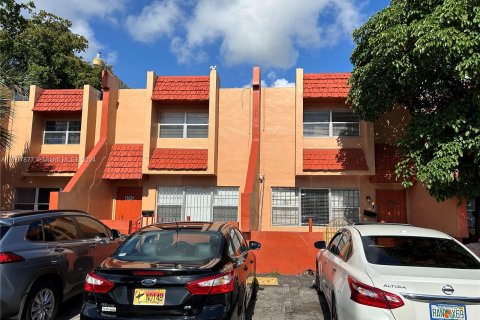 Adosado en venta en Lauderhill, Florida, 2 dormitorios, 101.82 m2 № 1231638 - foto 1