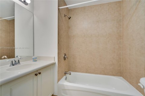 Condo in Miami, Florida, 2 bedrooms  № 1389874 - photo 11