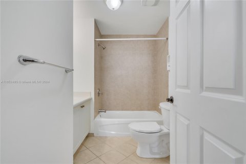 Condo in Miami, Florida, 2 bedrooms  № 1389874 - photo 12