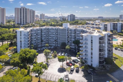 Condo in Aventura, Florida, 2 bedrooms  № 1389837 - photo 1