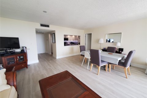 Condo in Aventura, Florida, 2 bedrooms  № 1345783 - photo 5