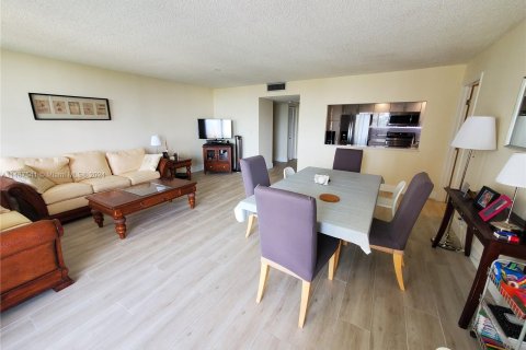 Condo in Aventura, Florida, 2 bedrooms  № 1345783 - photo 9