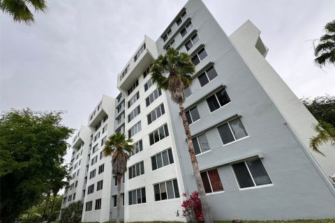 Condo in Miami, Florida, 1 bedroom  № 1158867 - photo 2