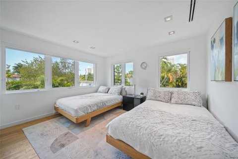 Casa en venta en Miami Beach, Florida, 5 dormitorios, 255.11 m2 № 1395950 - foto 21