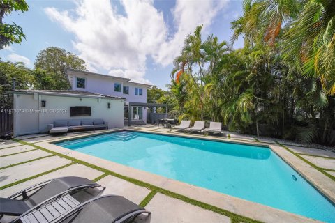 House in Miami Beach, Florida 5 bedrooms, 255.11 sq.m. № 1395950 - photo 5