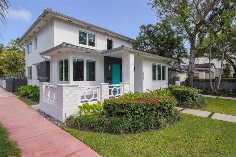 Villa ou maison à vendre à Miami Beach, Floride: 5 chambres, 255.11 m2 № 1395950 - photo 2