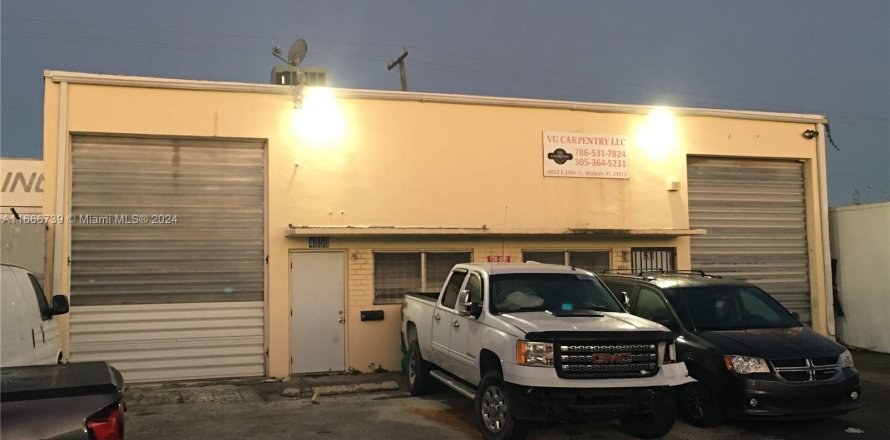 Commercial property in Hialeah, Florida № 1395951