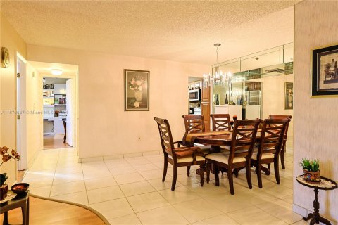 Condo in Pembroke Pines, Florida, 3 bedrooms  № 1396000 - photo 7