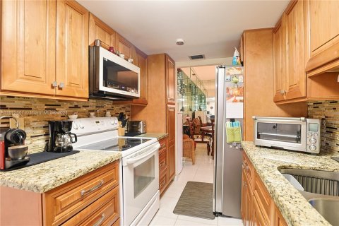 Condo in Pembroke Pines, Florida, 3 bedrooms  № 1396000 - photo 25