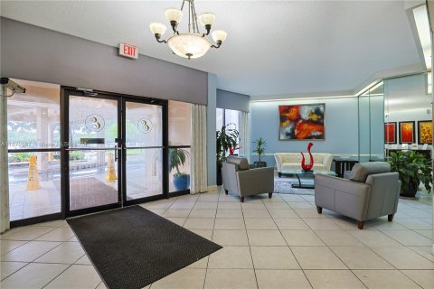 Condo in Pembroke Pines, Florida, 3 bedrooms  № 1396000 - photo 1