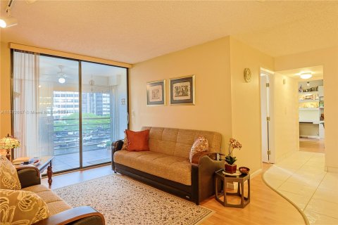 Condo in Pembroke Pines, Florida, 3 bedrooms  № 1396000 - photo 4