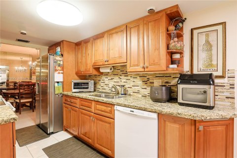 Condo in Pembroke Pines, Florida, 3 bedrooms  № 1396000 - photo 23