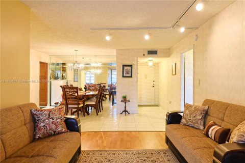 Condo in Pembroke Pines, Florida, 3 bedrooms  № 1396000 - photo 6