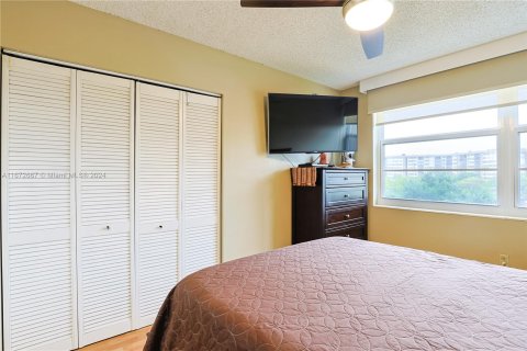 Condo in Pembroke Pines, Florida, 3 bedrooms  № 1396000 - photo 17