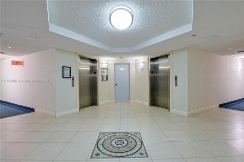 Condo in Pembroke Pines, Florida, 3 bedrooms  № 1396000 - photo 2