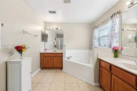 Casa en venta en Kissimmee, Florida, 4 dormitorios № 1347837 - foto 28