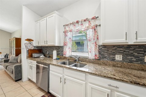 Casa en venta en Kissimmee, Florida, 4 dormitorios № 1347837 - foto 12