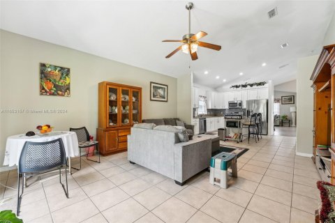 Casa en venta en Kissimmee, Florida, 4 dormitorios № 1347837 - foto 4